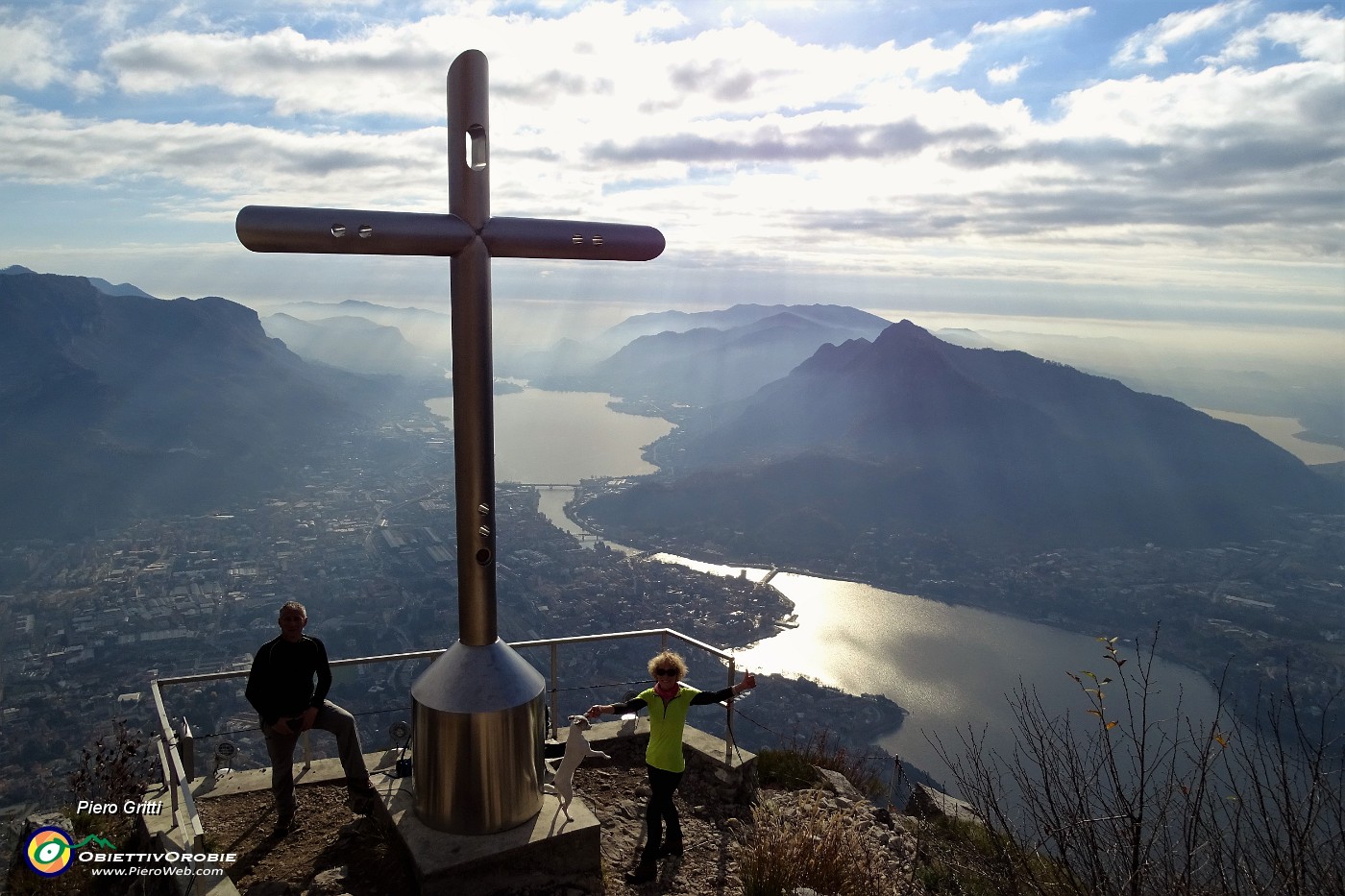 41 Al Crocione del San Martino (1025 m), panorama su Lecco, i suoi laghi e monti.JPG